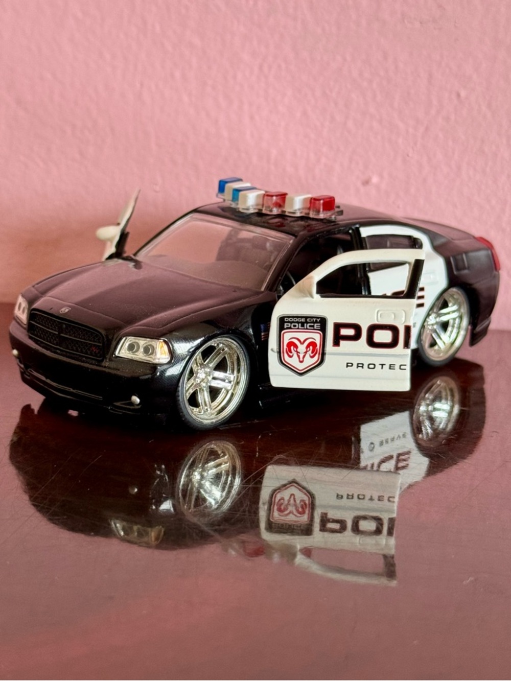 Jada Toys 2006 Dodge Charger R/T Police Car 1:32 Diecast Model Highway Patrol